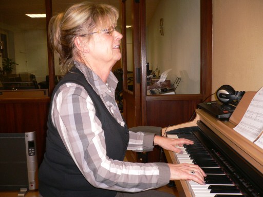 Erwachsene Schülerin am Klavier im Willicher Musikhaus